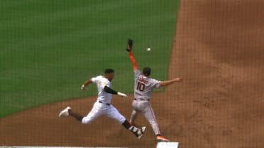 Padres anotan tras otro error de Gigantes 