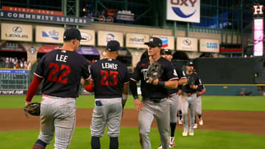Yoendrys Gómez forces a pop-out to seal 8-3 win