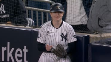 Ballgirl makes fantastic play