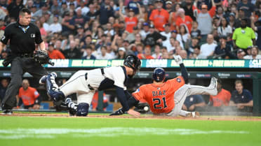 Tigers relay nabs Yainer Diaz at home after review