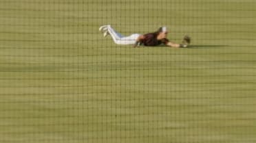 Velásquez makes a diving grab in right field