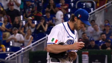 Aaron Nola poncha a tres contra Venezuela
