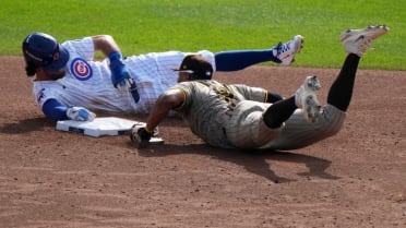 Dansby Swanson safe after Padres' challenge