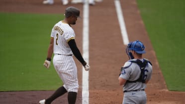 Martín Maldonado draws a bases-loaded walk