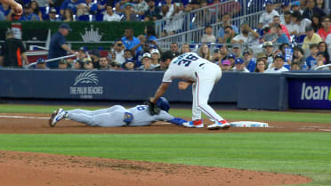 Cal Quantrill picks off Hyeseong Kim after review