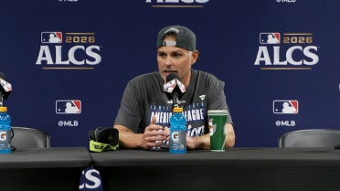 Kevin Cash reacts to Rays advancing to World Series