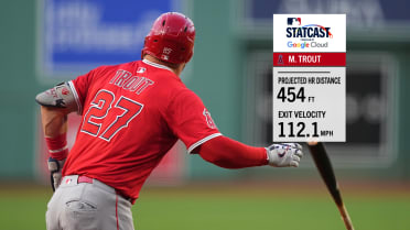 Mike Trout conecta un jonrón de 454 pies