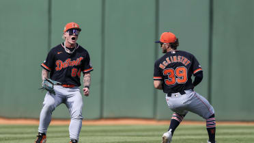 Zach McKinstry spins an impressive double play