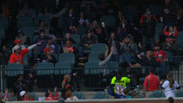 Aficionada realiza gran atrapada de un foul