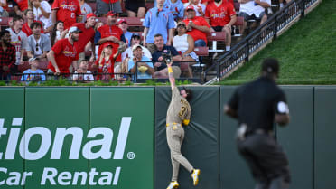 Jackson Merrill robs Alec Burleson of a home run