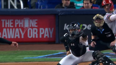 Stewart pega jonrón solitario