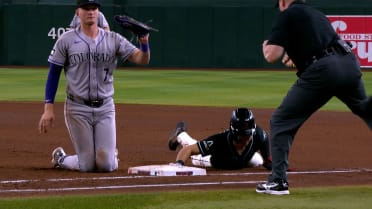 Castaño sorprende a Corbin Carroll fuera de la base
