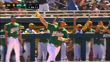 Nick Kurtz pega jonrón solitario