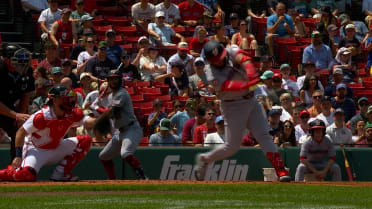 Andrés Chaparro's first homer of the season