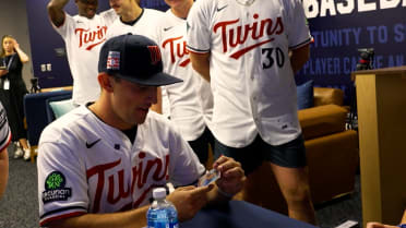 Twins host reverse signing for Gillette Children's