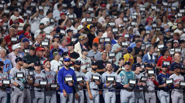 Philadelphia rises for Stand Up To Cancer at the ASG