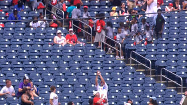 Nationals fan makes sweet two-handed catch