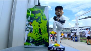 La madre de Bradley da el 1er pitcheo en su día de bobblehead