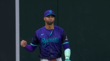 Lourdes Gurriel Jr. throws out Byron Buxton at second base