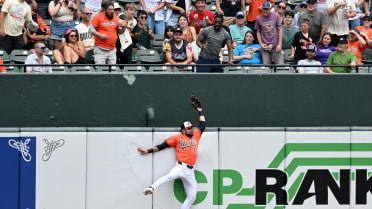 Colton Cowser's spectacular leaping catch