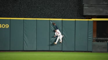Daulton Varsho's insane leaping catch