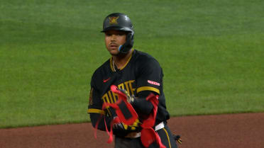 Bryan Reynolds anota en un error de tiro