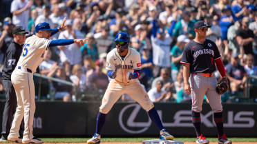 Julio Rodríguez steals second, advances on error