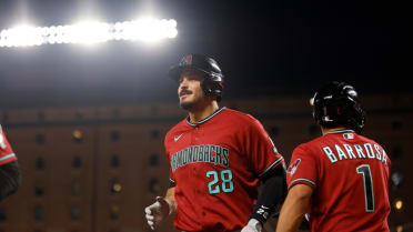 Nolan Arenado pega dos jonrones ante los Orioles