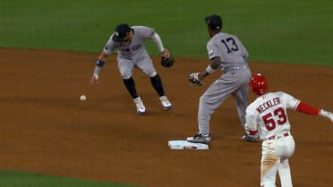 Zach Neto anota en bola ocupada