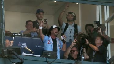 Eddie Vedder sings 'Take Me Out to the Ballgame'