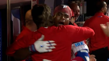 Félix Reyes batea un HR en su primer turno al bate en