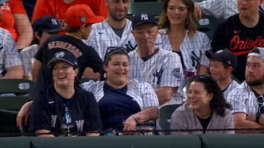 O's fan gives ball to Yankees fan