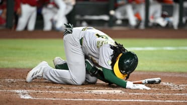 Kuroda-Grauer hurt by foul ball, later leaves game