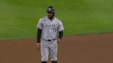 Eloy Jiménez steals the first base of his career