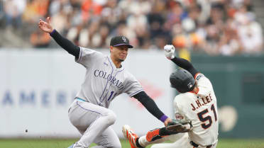 Los Rockies terminan la 2da entrada con doble play