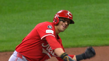 Reds clear the bases on single, error