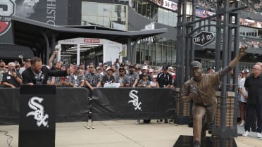 White Sox unveil statue of Mark Buehrle