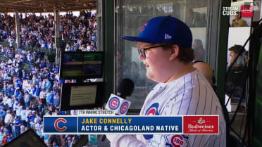 Jake Connelly canta "Take Me Out to the Ballgame"