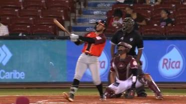 Manuel Peña pega jonrón solitario