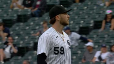 Sean Burke poncha a Trevor Larnach