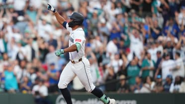 Julio Rodríguez anota en wild pitch