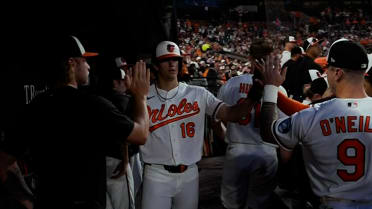 Coby Mayo anota en wild pitch
