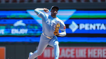 Luinder Avila escapes the jam in the 5th