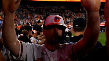 Leody Taveras pega hit remolcador