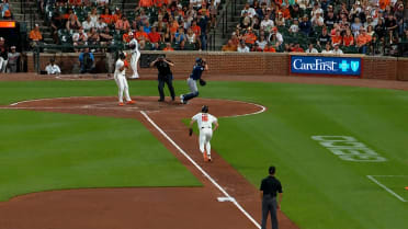 Coby Mayo anota en wild pitch