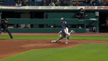 Miguel Vargas makes a strong throw to nab Ramírez