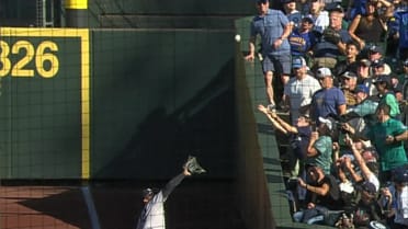 Juan Soto makes great catch after review