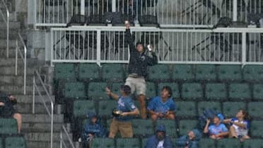 Braves fan makes one-handed, leaping catch!
