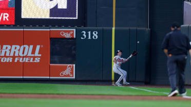 Tyler O'Neill's running catch in foul territory
