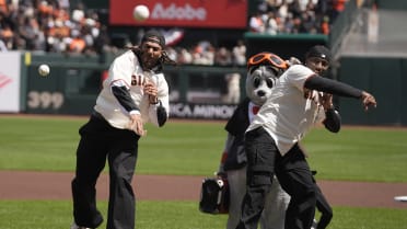 49ers throw first pitch for Opening Day at Oracle Park